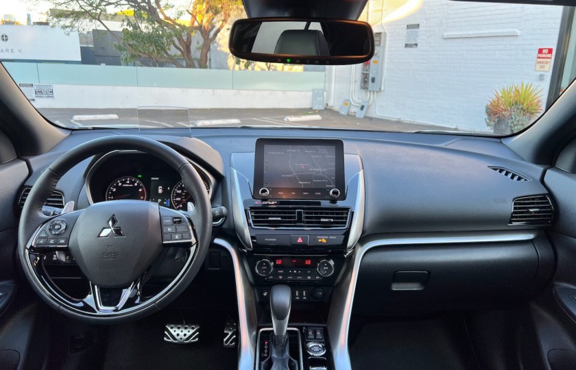 Аренда внедорожника MITSUBISHI ECLIPSE CROSS SE 