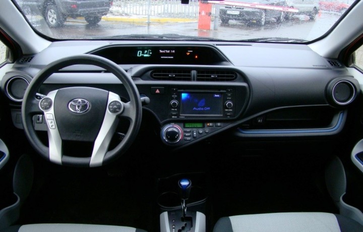 Аренда авто Toyota Prius C I, 2013